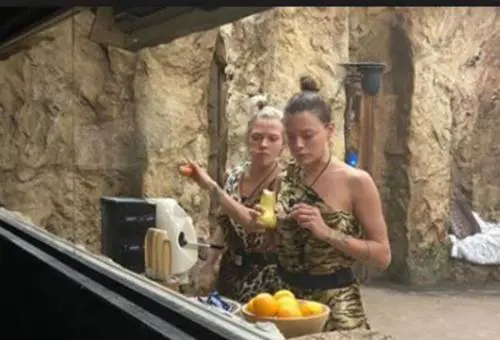Gf Vip, tre concorrenti già nella Casa. E la regia mostra in diretta il seno della Provvedi