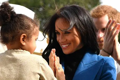 Meghan Markle in cucina per beneficenza