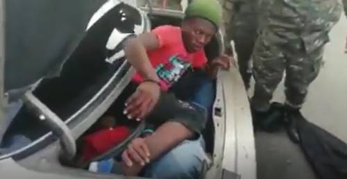 Il controllo di polizia è comico: in auto ci sono ben 16 persone