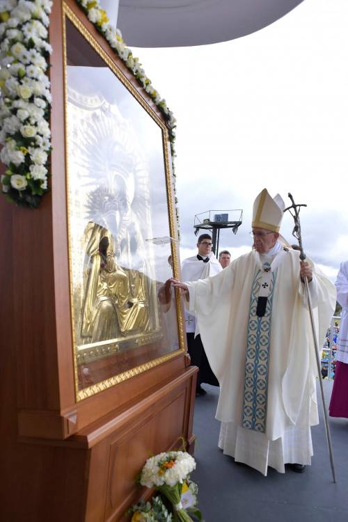 Papa Francesco: "No a mentalità che ci fanno diffidare degli altri"