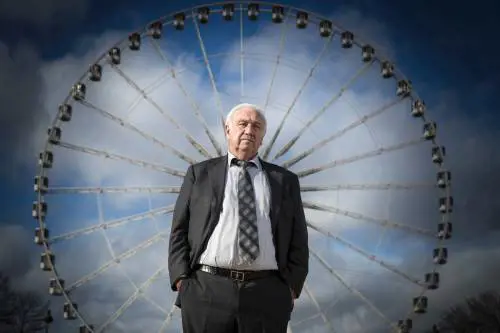 "Omosessuali perversi". Il re dei giostrai di Parigi contro la lobby dei gay