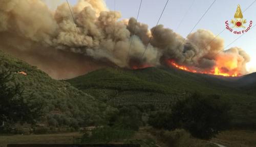 Vasto incendio nel Pisano: evacuate 700 persone