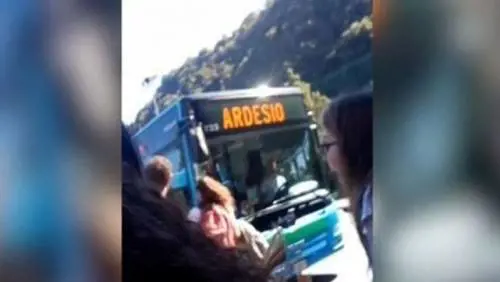Bergamo, scontro tra due bus: morto un ragazzo
