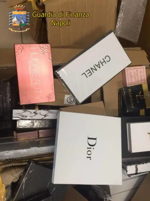 Vestiti falsi e prodotti pericolosi, maxisequestro a Napoli
