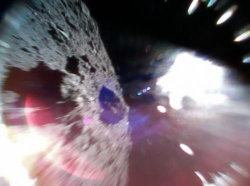 Sonda giapponese invia le prime foto dalla superficie di un asteroide