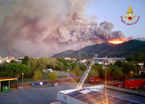 Il monte Serra è in fiamme, paura nel Pisano