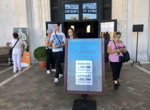 Borseggi e truffe ai turisti: le chiese di Roma prese di mira dai rom