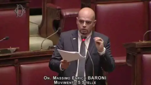 La teoria del grillino "Col reddito di cittadinanza gli italiani iniziano a tromb..."