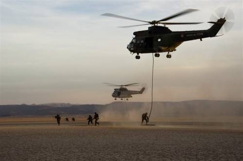 La "guerra degli elicotteri" che divide Italia e Francia nel Regno Unito