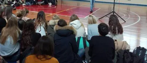 Scrive sul muro del liceo: "Non c'è posto per me" e risponde tutta la scuola