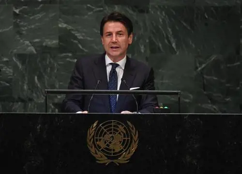 Spread a 267 e Borse giù. Conte: "I mercati capiranno"