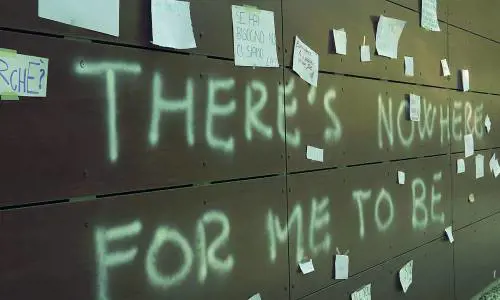 "Non c'è posto per me" Il murale disperato commuove la scuola