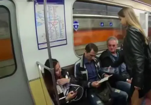 Manspreading, acqua e candeggina sui genitali per gli uomini