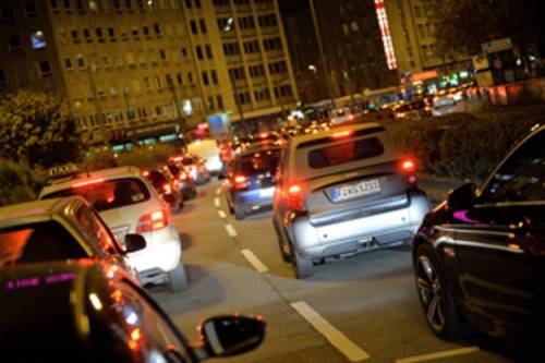 Cagliari, autista aggredito al semaforo da africano, che devasta auto