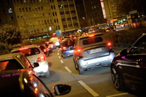 Cagliari, autista aggredito al semaforo da africano, che devasta auto