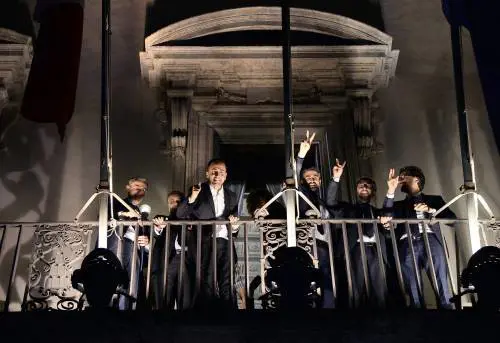 Quella politica dal balcone che porta sempre alla disfatta