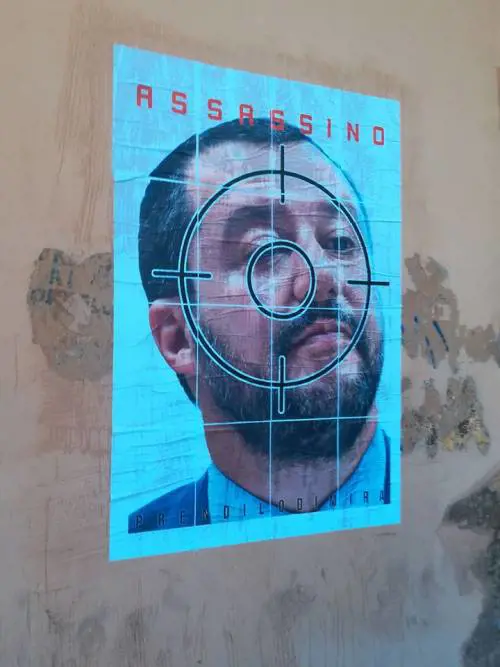 Salvini in manifesto al centro di mirino, l’odio del Cua: “Assassino”