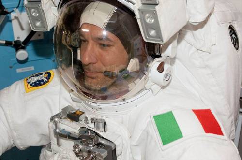 Luca Parmitano prepara la passeggiata spaziale della missione Beyond 