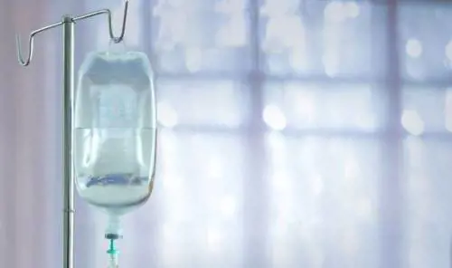 Mancano le flebo in ospedale: "Mia madre pesa solo 37 chili"