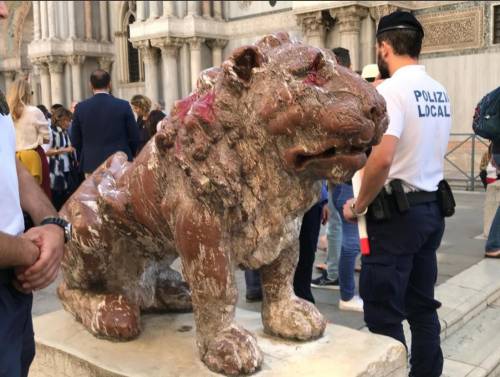 Trovati gli imbrattatori del Leoncino. Sono quattro studenti di Belle Arti