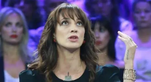 Ora Asia Argento passa alle minacce con Sottile: "È meglio che stai muto"