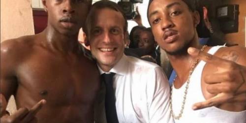 Le ultime foto di Macron che indignano la Francia