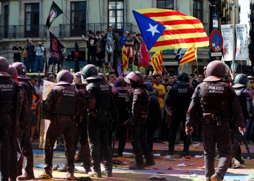 Catalogna, condannati leader secessionisti: scontri a Barcellona