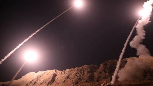 Iran, missili balistici contro bersagli dello Stato islamico in Siria