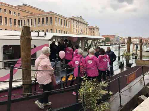 Un vaporetto rosa in laguna per prevenire il tumore al seno