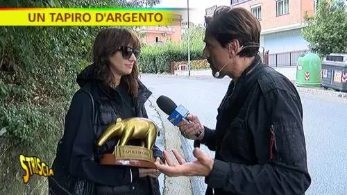 Arriva il tapiro per Asia Argento: "Abbracciami senza dire 'mi molesti'"