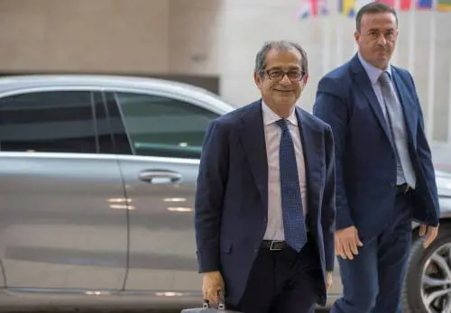 Tria ora lancia l'allarme "Mutui saranno più cari". Ora apre alle modifiche