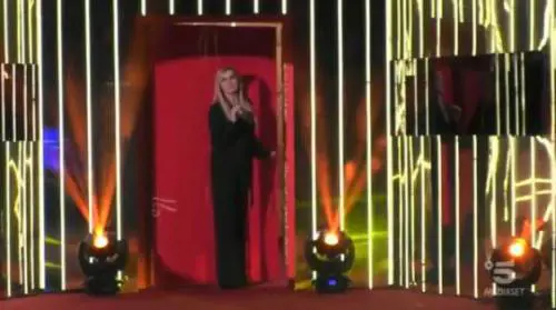 Gf Vip, Lory Del Santo entra nella Casa. Ma non tutti i concorrenti sono felici