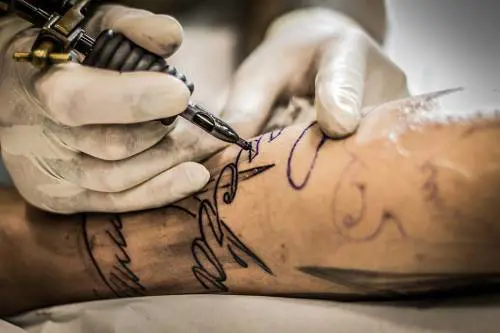 "Ora non camminerai più". Alla 16enne diagnosi choc per infezione da tatuaggio