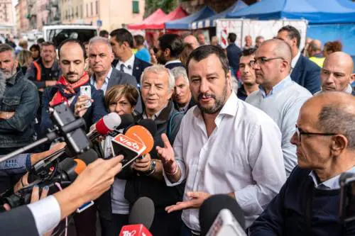 "Salvini fascio, Valsusa libera". L'ennesima scritta dei centri sociali contro il ministro dell'Interno