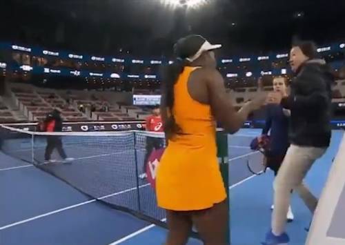 Rissa sfiorata in campo tra le tenniste che si insultano: "P...volevi colpirmi"