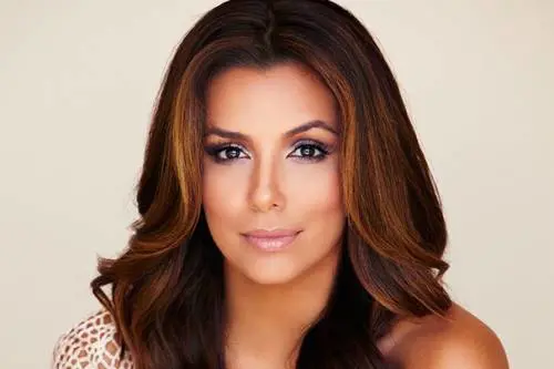Eva Longoria, raggiante alla Parigi Fashion Week 