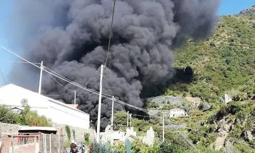 Brucia autodemolitore, intossicato un vigile del fuoco nell'Imperiese
