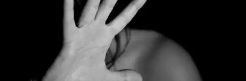 La gelosia di una moglie: va a picchiare a domicilio la presunta amante del marito