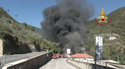 Inferno di fuoco a Taggia, brucia autodemolitore