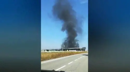 Milano, esplosione nella Solvet scatena rogo: 13 feriti, uno grave