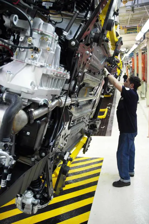 Bruxelles "stanga" l'auto: "Emissioni tagliate del 40%"