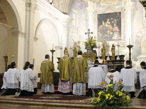 La celebrazione di una Santa Messa in una foto d'archivio