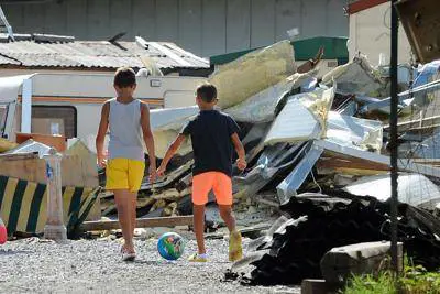 Chiude il centro di accoglienza e ora i rom tornano nei campi abusivi