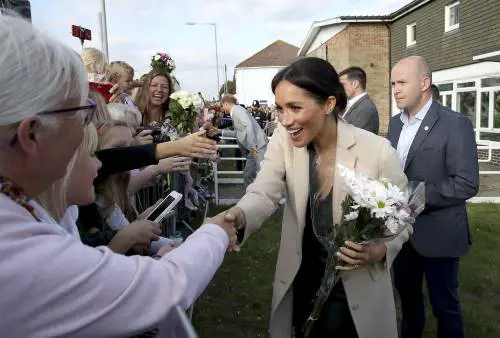 Meghan Markle consola una bambina in lacrime