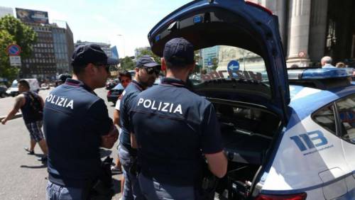 Milano, africano fugge da agenti tuffandosi in canale ma si ferisce