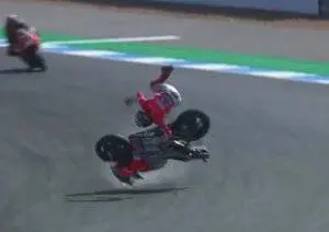 Moto Gp, Lorenzo che volo: tanta paura ma niente fratture