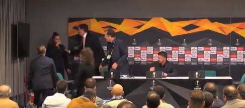 Gattuso parla in conferenza e l'hostess ha un malore. Attimi di paura al Meazza