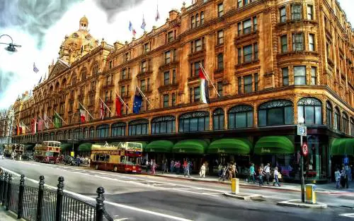 Spende 1.6 milioni l'anno da Harrods: scatta l'indagine