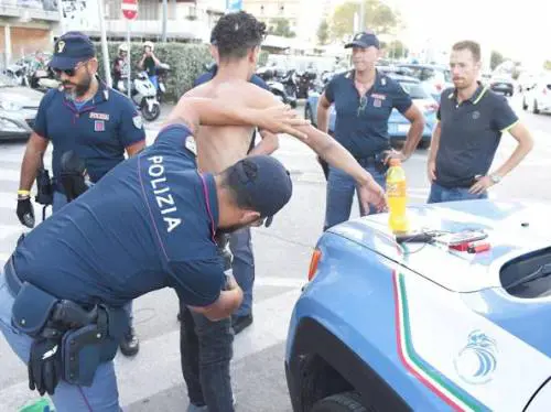 Bologna, pregiudicato gambiano spaccia e pesta agenti, subito libero
