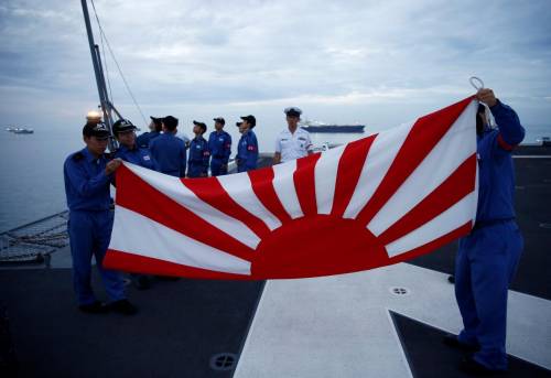 Il Giappone rinuncia ai test militari per le proteste coreane sulla bandiera 